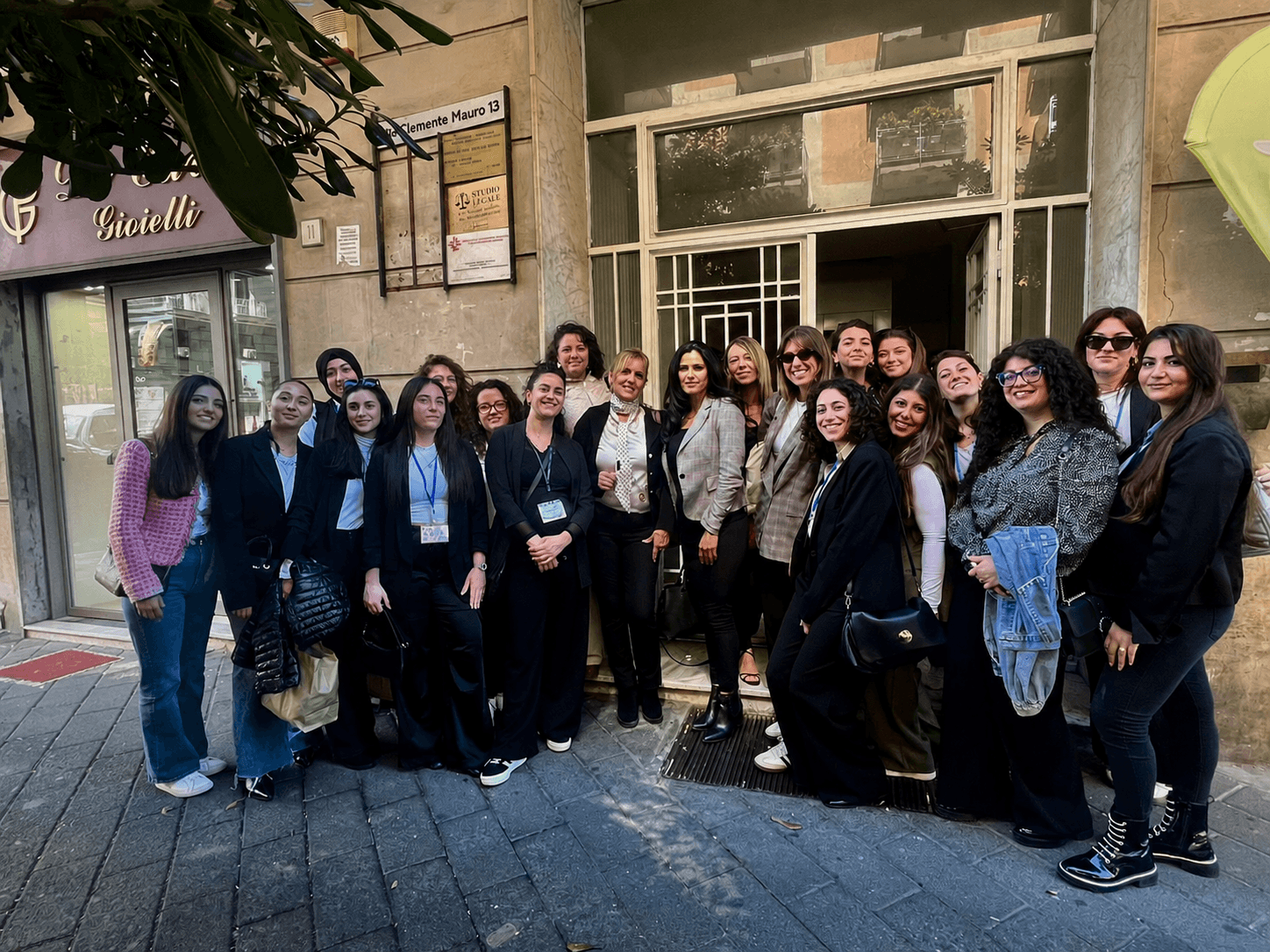 La squadra DONNE FORTI · Associazione Sol.i.so. davanti alla sede di Via Madonna del Monte 33, Salerno